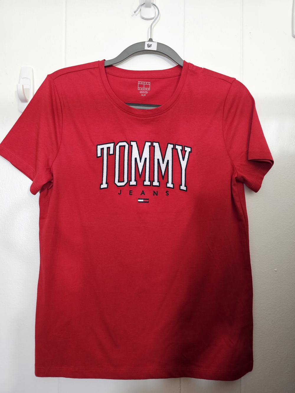 NEW Tommy Hilfiger Red Logo Crewneck Tee - Picture 2 of 4